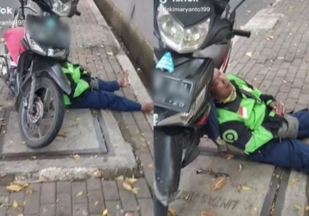 Melepas Penat Driver Ojol ini Tidur di Trotoar Sambil Bersandar di Motor