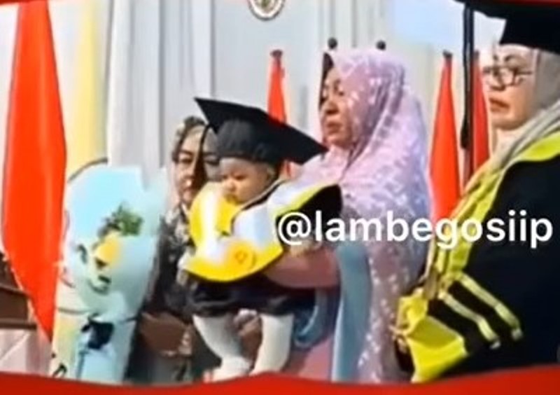 Momen Bayi 4 Bulan Wakili Almarhumah Ibunya Jalani Wisuda Banjir Air Mata