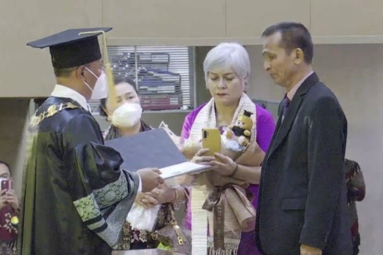 Momen Haru Ayah Brigadir J Gantikan Anaknya Hadiri Wisuda Banjir Air Mata