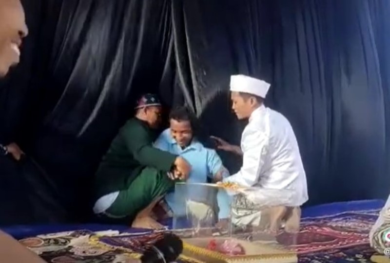 Momen Kocak Saat Akad Nikah Bapak ini Jatuh dari Panggung Bikin Hadirin Terpingkal pingkal