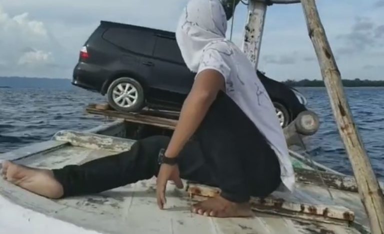 Momen Ngeri Perahu Nelayan Angkut Sebuah Mobil di Tengah Lut Bikin Was was