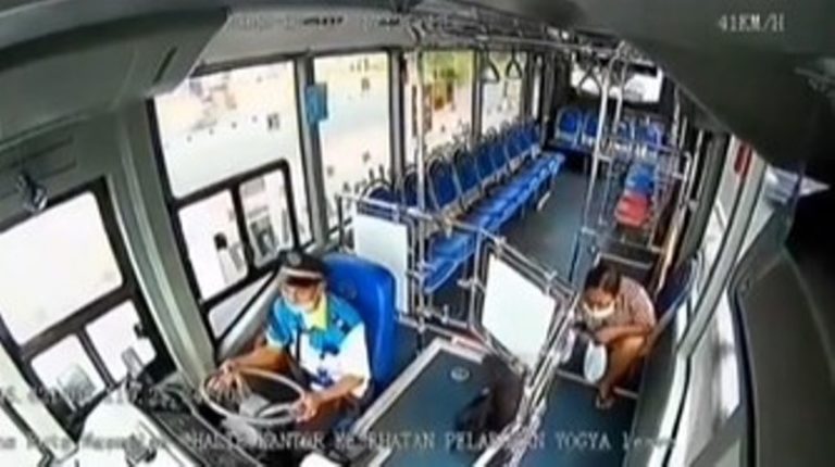Nekat Banget Seorang Emak emak Terciduk Hendak Curi Tas Sopir Trans Jogja