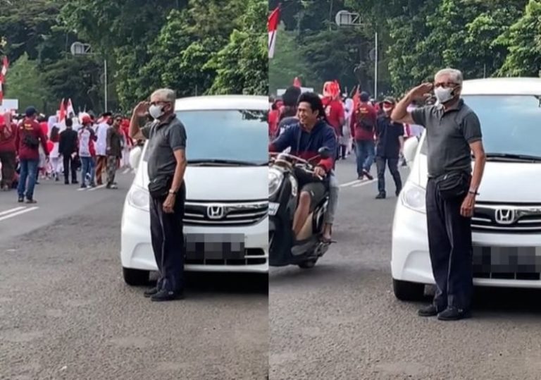 Salut Bapak bapak Rela Berhenti dan Turun dari Mobil Untuk Hormat ke Bendera Merah Putih