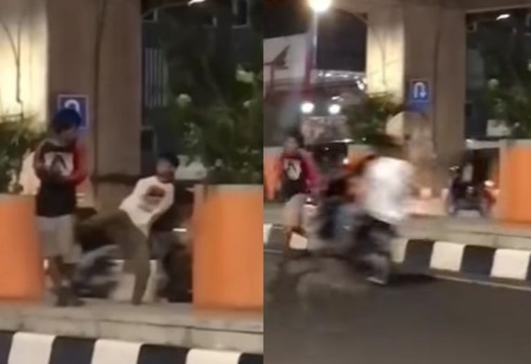 Tega Banget Remaja ini Tendang ODGJ hingga Tertabrak Motor Berakhir Terkapar di Jalan