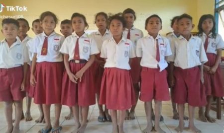 Viral Siswa SD di NTT Nyanyikan Lagu Dunia Tipu tipu Bikin Kagum Sekaligus Terharu