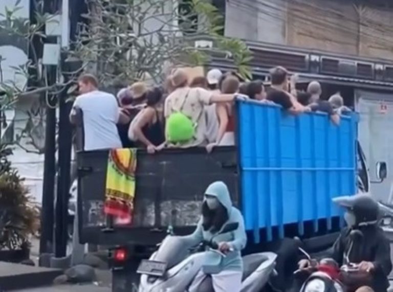 Viral Video Puluhan Bule Dempet dempetan Naik Truk Saat Jalan jalan di Bali
