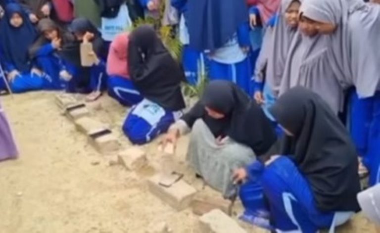 Viral Video Santri Putri Nangis Saat Hancurkan HP Sendiri Diduga Gegara Langgar Aturan