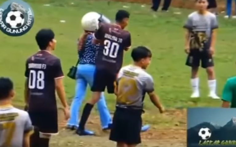Viral Wanita Nekat ke Tengah Lapang Buat Jemput Pemain Bola Diduga Pacarnya Auto Disoraki