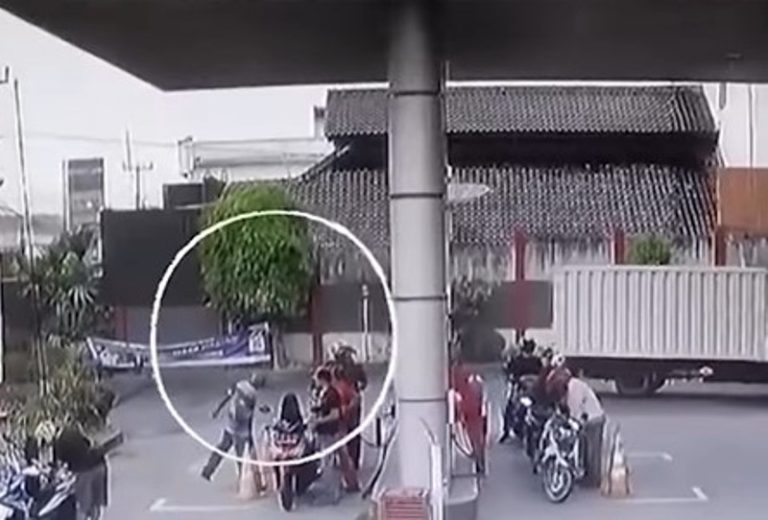 Aksi Nekat Pria di Cirebon Lempar Korek ke Motor yang Tengah Isi Bensin di SPBU Aksi Nekat Pria di Cirebon Lempar Korek ke Motor Saat Isi Bensin di SPBU