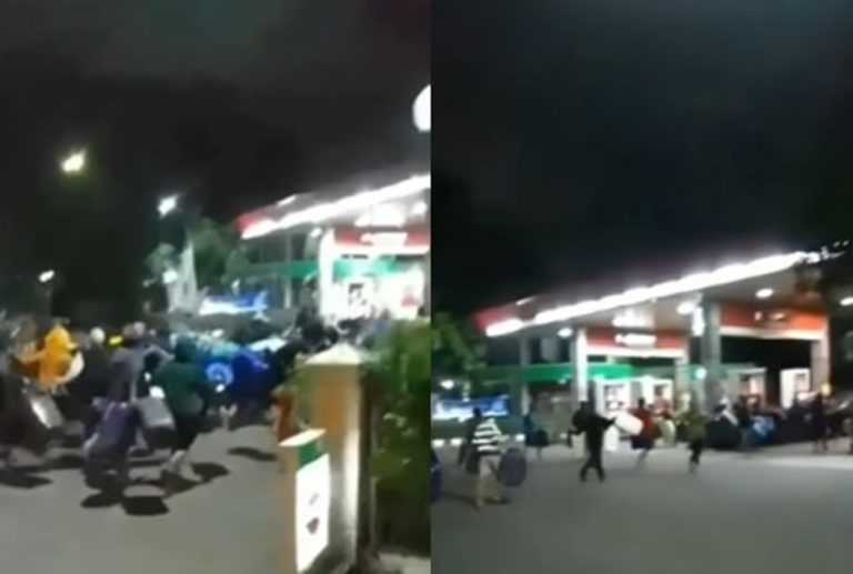 Bak Hendak Bertempur Puluhan Warga Berlarian Serbu SPBU Sambil Bawa Jerigen