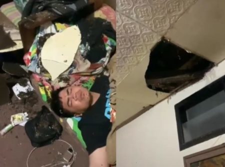 Bikin Tepuk Jidat Pria ini Tetap Tidur Nyenyak Walau Kejatuhan Plafon Rumah