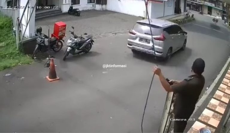 Detik detik Mobil Xpander Tabrak Angkot di Sukabumi 3 Orang Tewas