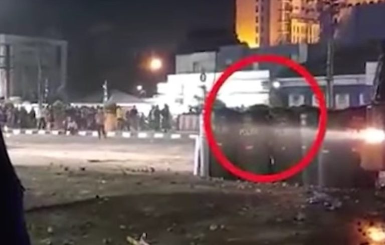 Detik detik Tembakan Busur Panah dari Barikade Polisi ke Arah Massa Demo Tolak Kenaikan BBM