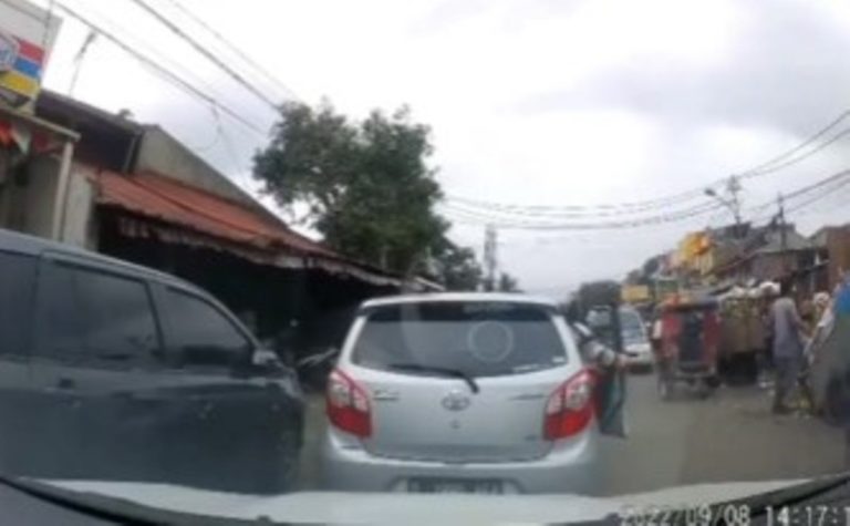 Hendak Beli Beras Emak emak ini Malah Parkir Mobil di Tengah Jalan Sampai Bikin Macet