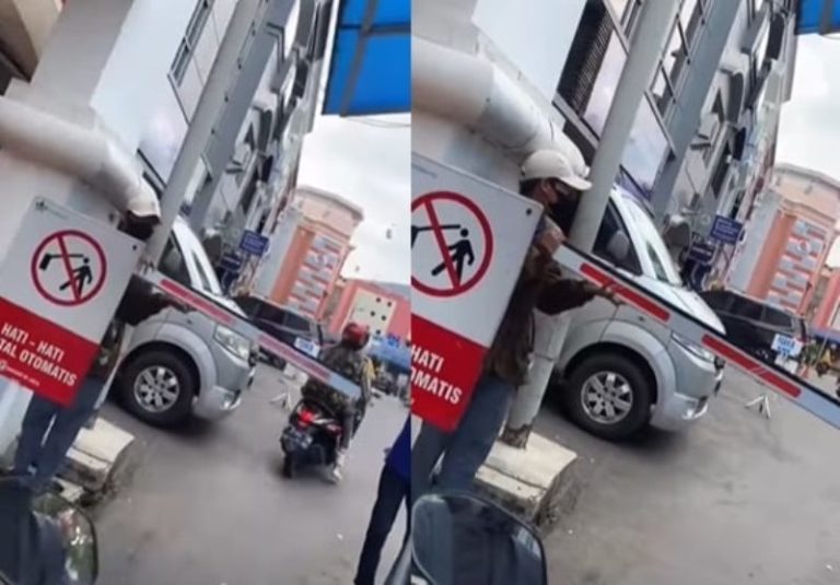 Heran! Bukan Oleh Mesin, Portal ini Digerakkan Manual dengan Tenaga Manusia Heran Bukan Oleh Mesin Portal Otomatis ini Digerakkan Manual dengan Tenaga Manusia