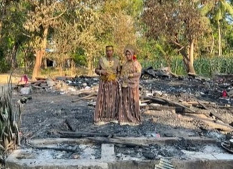 Pilu! Pengantin Berfoto di Tengah Puing-puing Rumahnya yang Terbakar Jelang Nikahan Momen Pilu Pengantin Berfoto di Tengah Puing Kebakaran Rumahnya yang Terbakar H 1 Nikahan