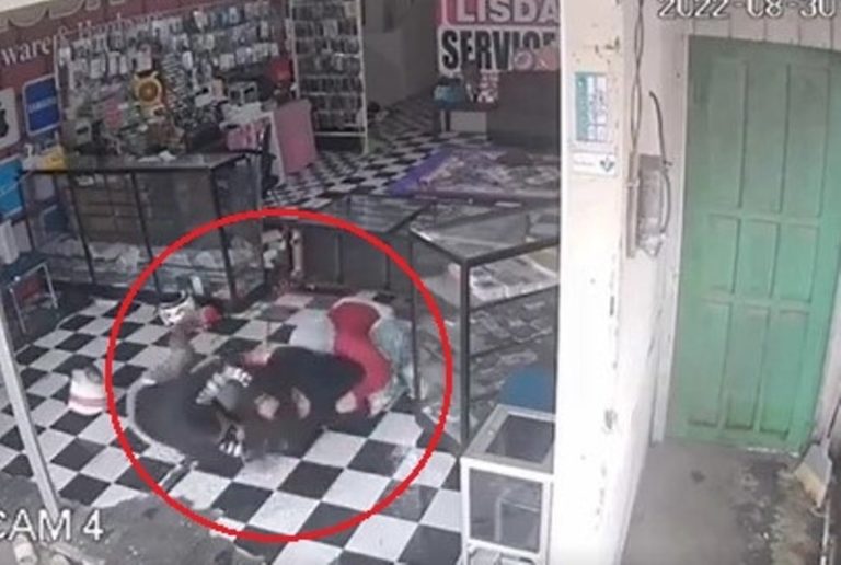 Ponselnya Tak Bisa Diperbaiki Pemuda ini Nekat Aniaya Wanita Pemilik Konter Secara Brutal