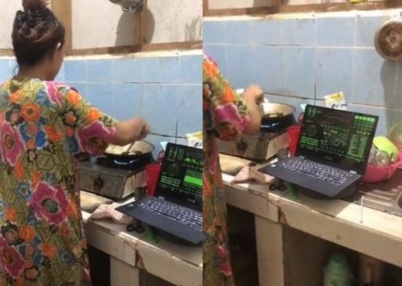 VIRAL Emak emak Parodi Jadi Hacker Sambil Masak di Dapur Udah Kayak Pro Banget