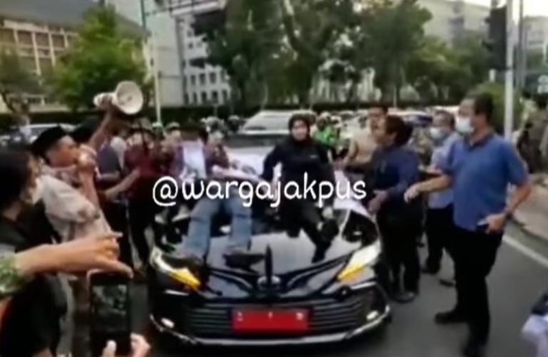 VIRAL Mobil Dinas Walikota Cilegon Disandera Masa Demo Tolak Kenaikan Harga BBM