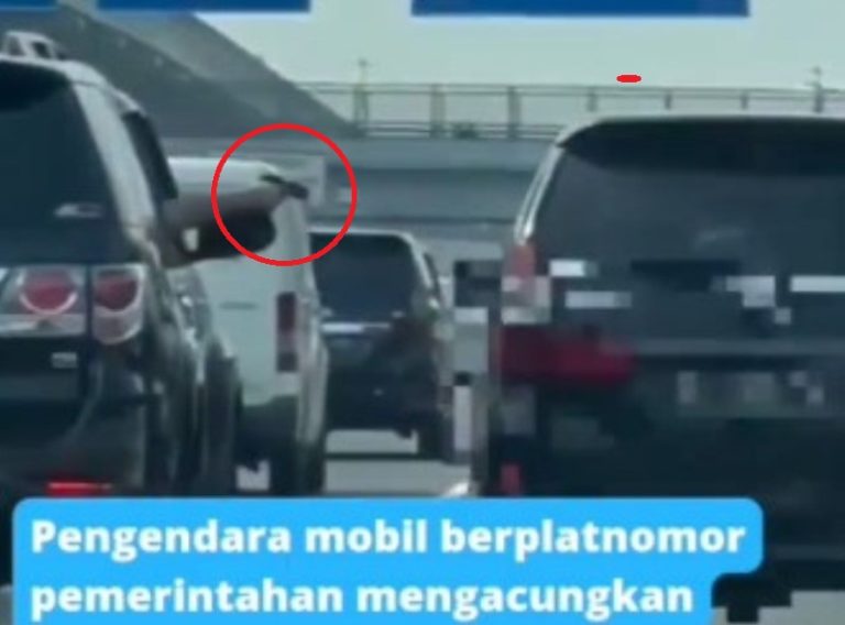 Viral Aksi Pengendara Mobil Plat Merah Todongkan Pistol ke Pengendara Lain di Tol
