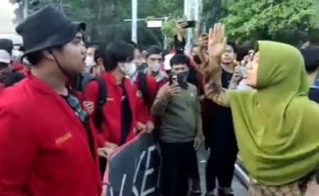 Viral Emak emak Protes Mahasiswa Unhas yang Tutup Jalan Saat Demo Tolak Kenaikan BBM