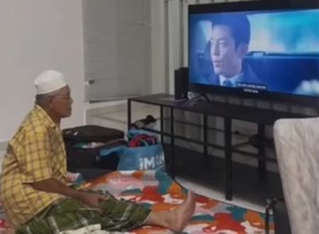 Viral Kakek Asyik Nonton Drakor Sampai Senyum senyum Sendiri Netter Kita Sefrekuensi