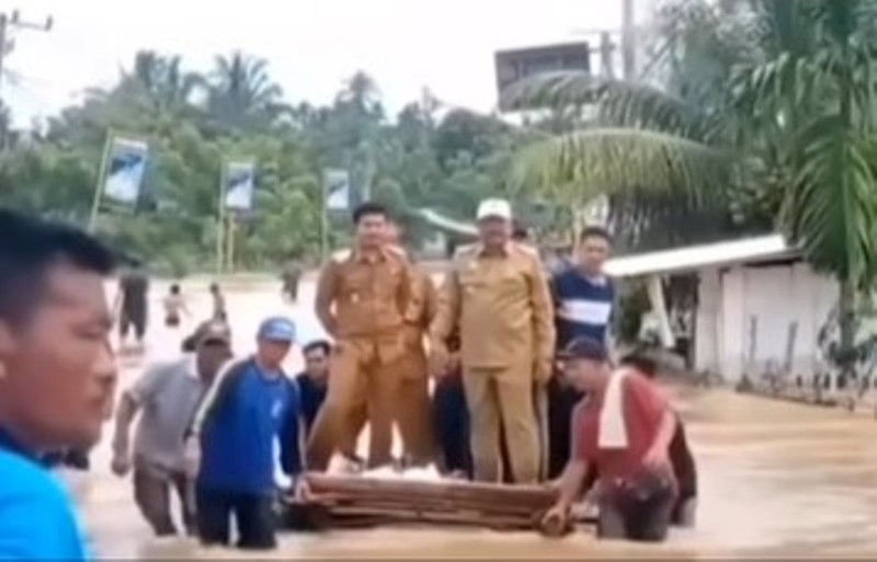 Viral Video Bupati dan Wakil Bupati Bengkulu Utara Tinjau Lokasi Banjir Diarak Bak Raja