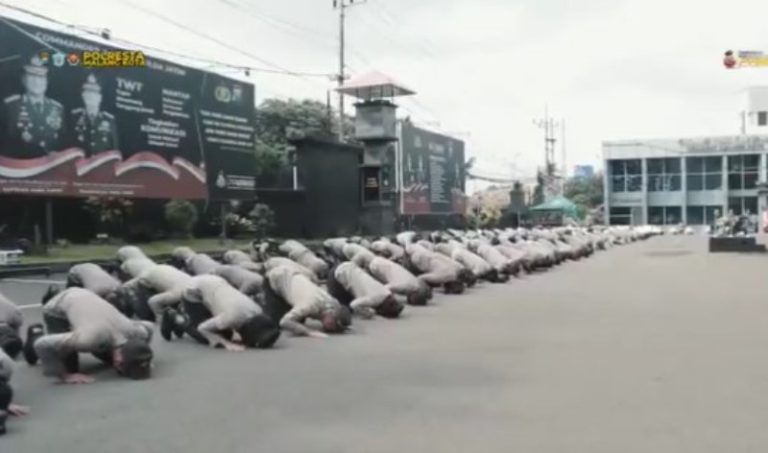 Aparat Polresta Malang Gelar Aksi Sujud Massal Minta Maaf Atas Tragedi Kanjuruhan