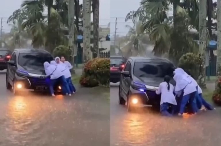 Salut Para Wanita Kompak Bantu Dorong dan Angkat Mobil yang Terperosok Saat Banjir
