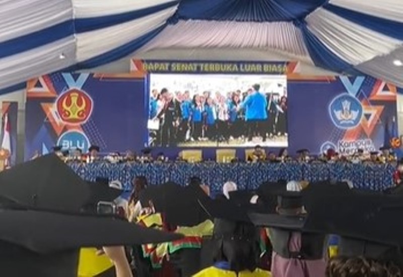 VIRAL Paduan Suara Nyanyikan Lagu No Comment Kesukaan Bunda Corla Saat Wisuda Tercorla corla