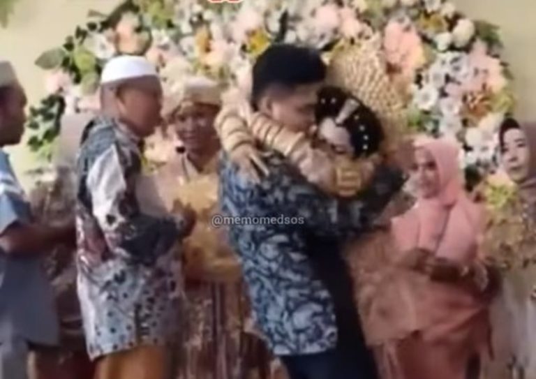 Lagi Salaman dengan Tamu Pengantin Wanita Tiba tiba Peluk Seorang Pria Mantannya