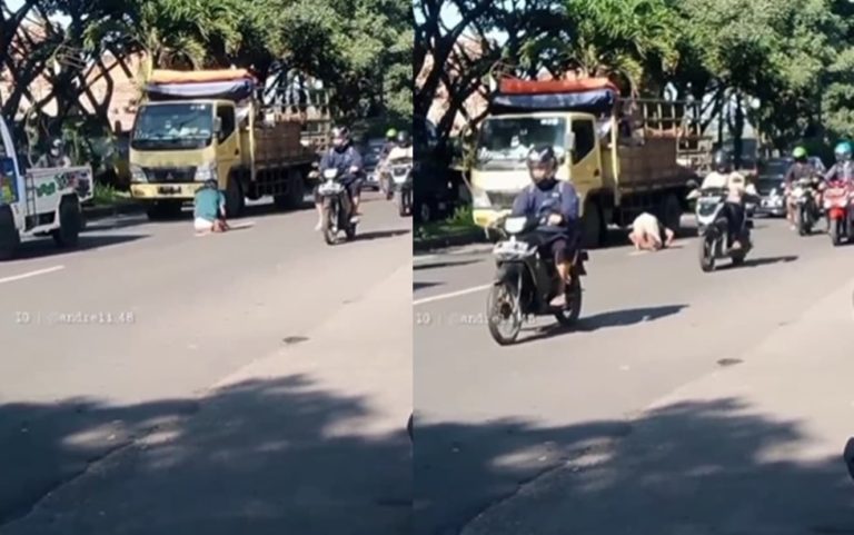 VIRAL Pria Diduga ODGJ Salat di Tengah Jalan Tetap Santuy Walau Ramai Kendaraan