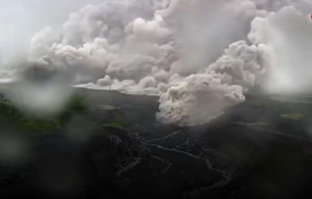 Gunung Semeru Erupsi 2.219 Warga Lumajang Mengungsi