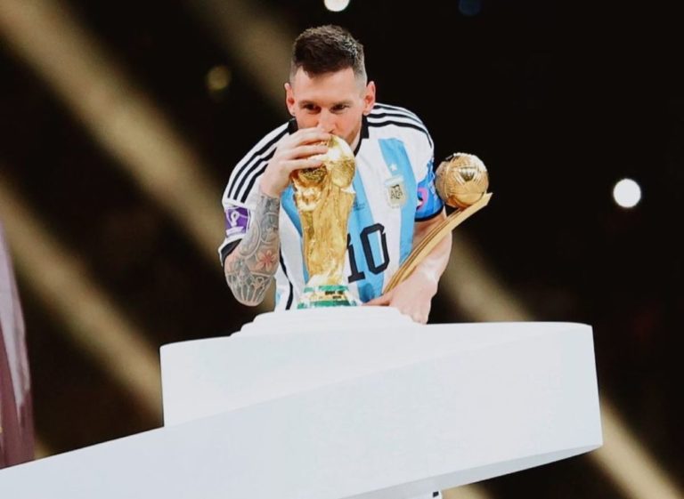 Momen Menyentuh Lionel Messi Cium Trofi Piala Dunia Untuk Pertama Kalinya