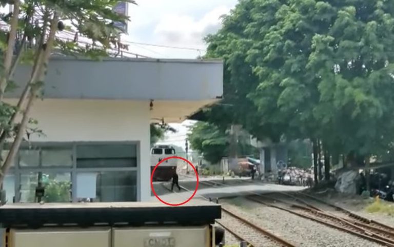 Super Nekat Pria ini Malah Santuy Berjalan Lewati Rel Saat Kereta Sudah Dekat