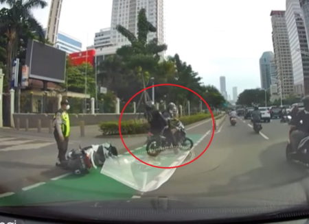 Ngebut di Jalur Sepeda Pria Bercelana Loreng Tendang Pengendara Motor Usai Tabrakan