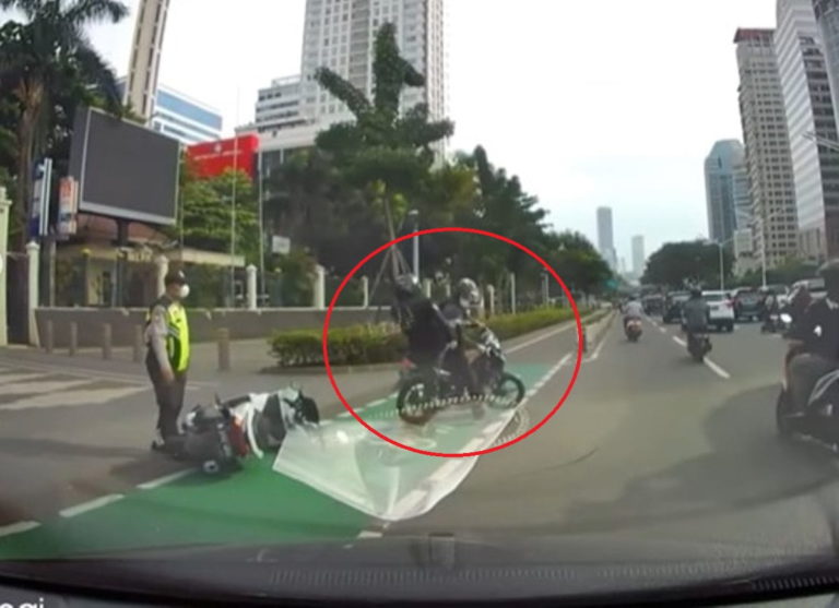 Ngebut di Jalur Sepeda Pria Bercelana Loreng Tendang Pengendara Motor Usai Tabrakan