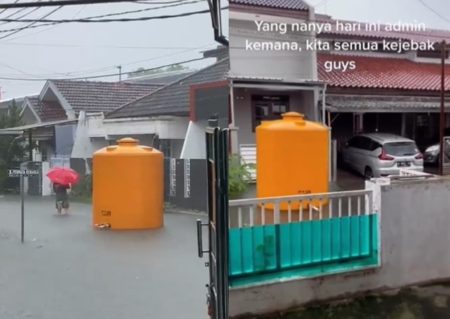 VIRAL Toren Besar Hanyut Saat Banjir Bolak balik Lewati Rumah Hingga Jadi Tontonan Warga
