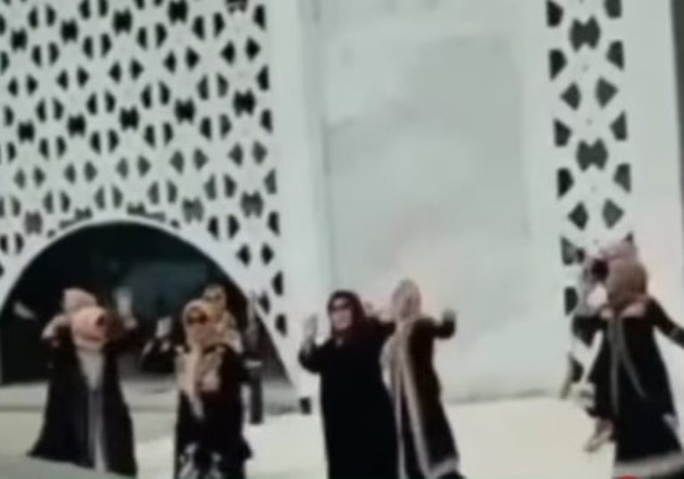 VIRAL Video Emak emak Joget di Area Masjid Al Jabbar Miris