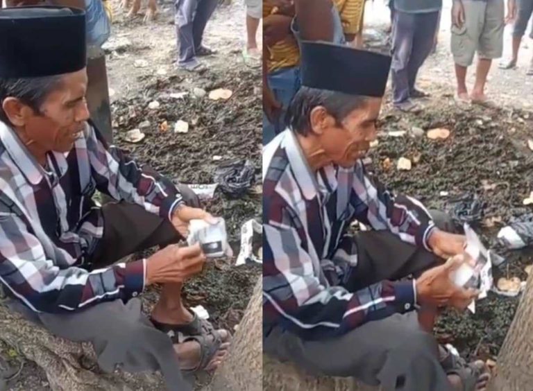 Bikin Sedih Jual Kambing Kakek ini Malah Dibayar Pakai Buntalan Koran