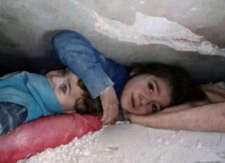 Momen Haru Bocah Suriah Lindungi Sang Adik Saat 17 Jam Terjebak Reruntuhan Gempa