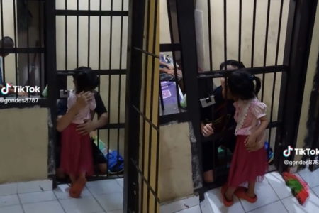 Lepas Rindu Momen Anak Peluk Ayahnya Meski Terhalang Jeruji Besi Bikin Terharu