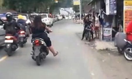 Gercep Abis! Emak emak Berdaster Kawal Ambulans yang Bawa Pasien Kritis