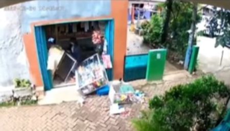 Tega Bener! Pria Ngamuk Obrak abrik Warung Istri Gara gara Tasnya Kesenggol