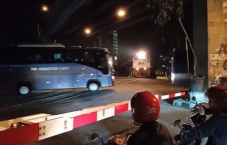 VIRAL Video 2 Bus TNI AL Terobos Perlintasan Saat Kereta Sudah Dekat