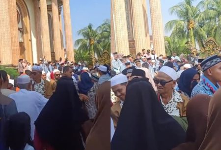 VIRAL Video Sultan Bojong Koneng Berangkatkan Warga 2 RT Umroh Gratis