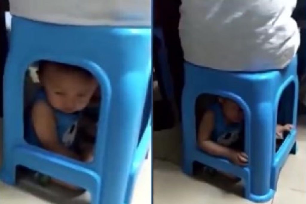 Bayi 1 Tahun ini Dikurung di Bawah Kursi Plastik