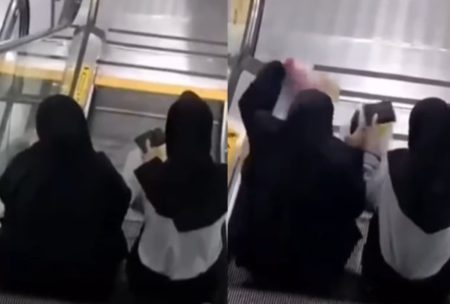Duh! 2 Wanita Malah Santuy Duduk di Eskalator, Auto Menjerit Gegara Nyaris Terjepit