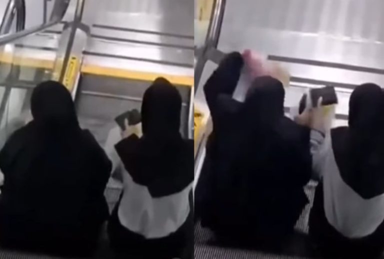 Duh! 2 Wanita Malah Santuy Duduk di Eskalator, Auto Menjerit Gegara Nyaris Terjepit