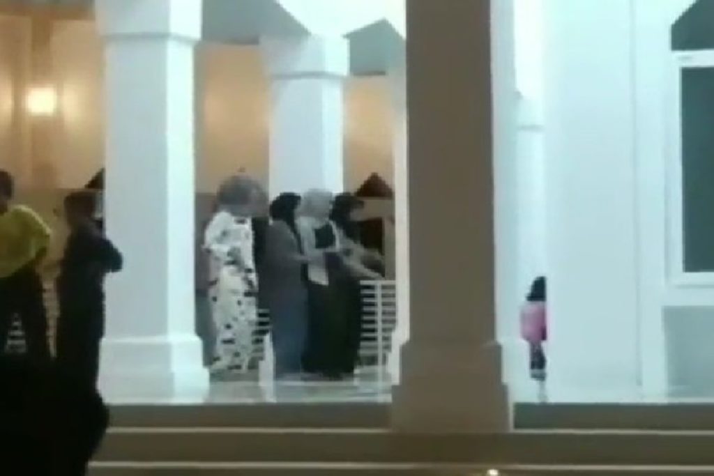 Gadis ini Terekam Asyik Joget di Masjid Diduga Buat Konten TikTok